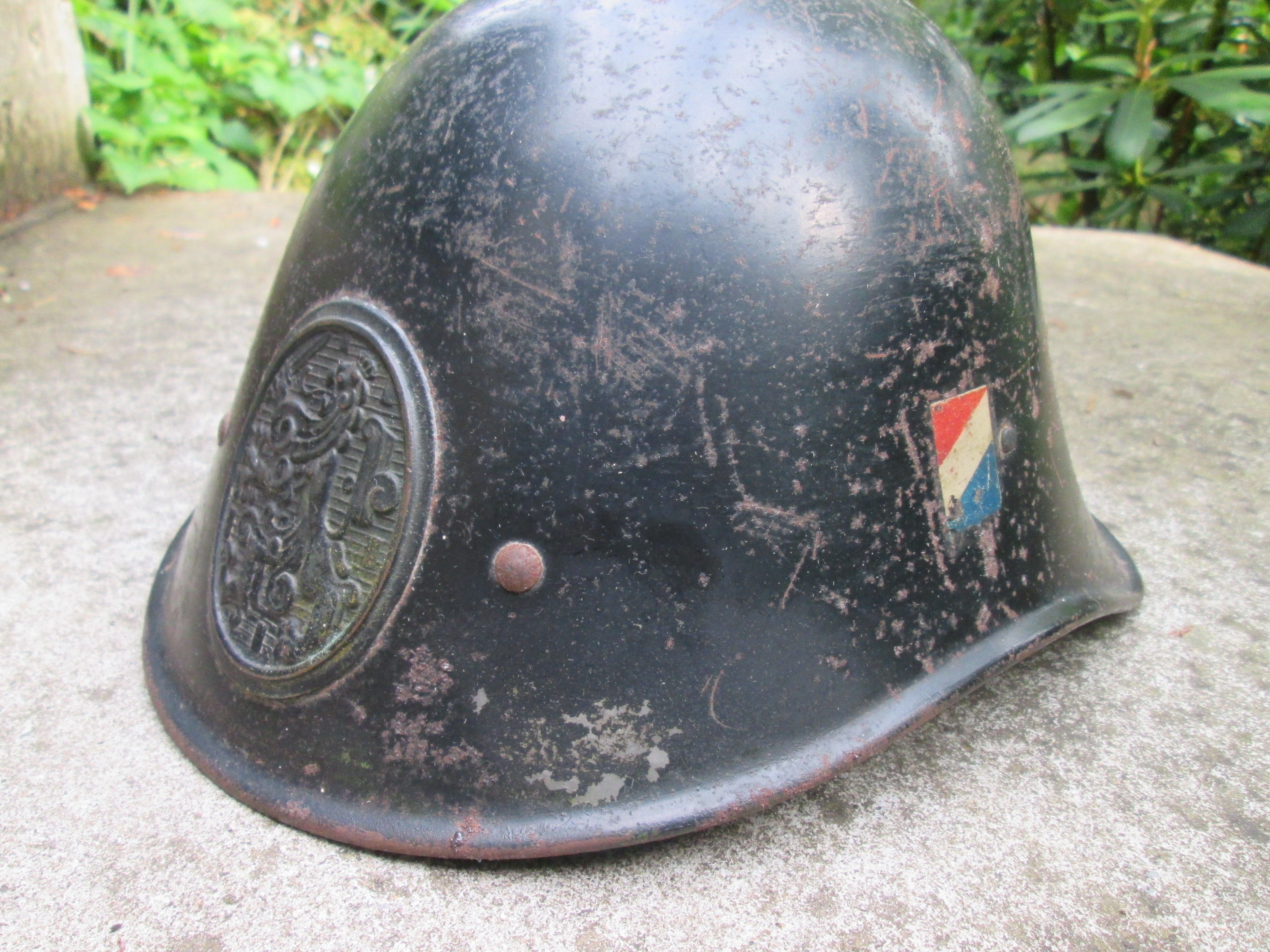 Dutch calaboration helmet of the police. Nederlandse staalhelm model 1934 met dubbel decal van de Schalkhaar politie, helm CM 1940 gestempeld zeer nette staat ZELDZAAM stuk.