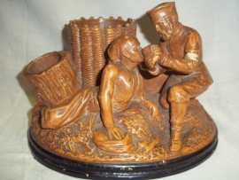 Terracotta statue , A german Red cross soldier and a French soldier. Terracotta beeld, Duitse Rode Kruis soldaat helpt een Franse koloniaal soldaat Zouaaf, beeld is genummerd.