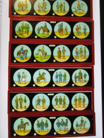 Magic lamp. Toverlantaarn in doos, met 12 (de complete serie BING militaire uniformen) glas plaatje met militaire afbeeldingen. Deze zijn vrij moeilijk te vinden. leuk geheel.