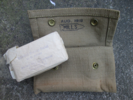 US- Army M-1910 First-Aid Pouch. with medical first aid training kit. nicely dated. Amerikaans tasje voor het nood verban in Mint staat MILLS 1918 gemarkeerd. met verbandpakje ook gedateerd. leuke set.