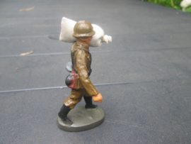 ELASTOLIN Belgium soldier carrying a sac. Belgische soldaat draagt jute zak.
