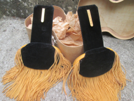A pair of French officers epaulets in the original box nice quality. Franse gouden infanterie epauletten luitenant, zeer nette staat in originele doos. met naam etiket.