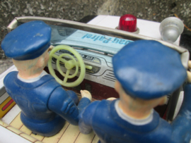 Tin toy mechanical batteries, Police car making noise sirene and light flashlight and STOP sign. Made in Japan Blikken politieauto werkend zwaailamp sirene, stop bord op batterijen. DAIYA Highway Patrol.