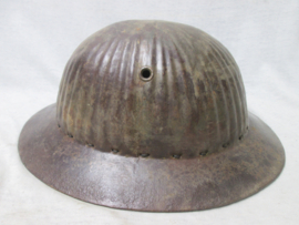 Portugese helmet M-1916, also used by English officers, because of its weight. Portugeese helm model 1916 eerste model. ook gedragen door Engelse officieren, vanwege het gewicht. New innerliner, Nieuwe binnenwerk.