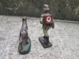 Fabrication belge German sanitater with dog. Duitse hospitaalsoldaat met Rode kruis hond leuk is de rugzak. leuke set.