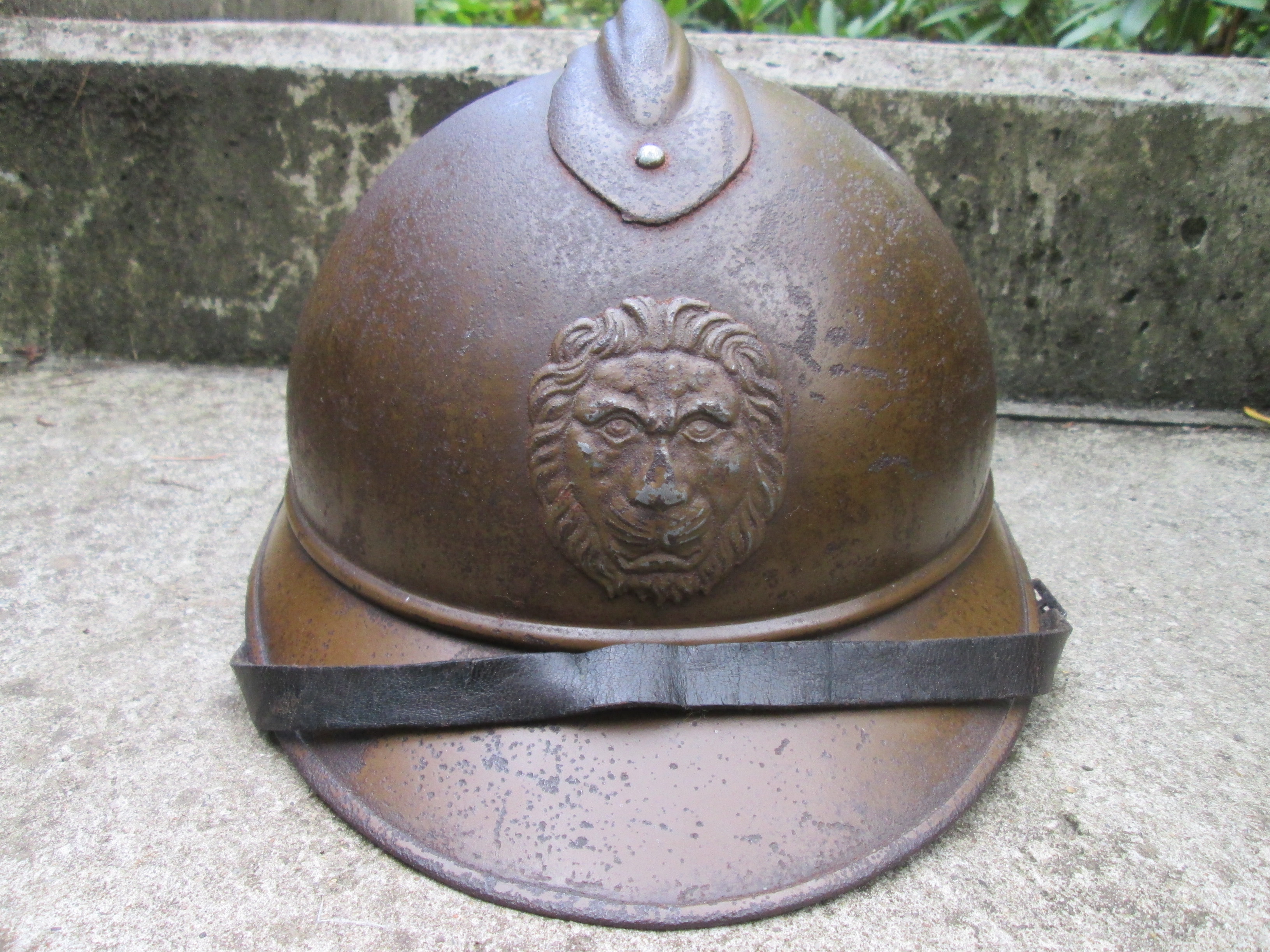 Belgium helmet 1915 pattern with innerliner nice WW1 steel helmet. Belgische helm model 1915 mosterdbruin van kleur, WO1 gedragen.