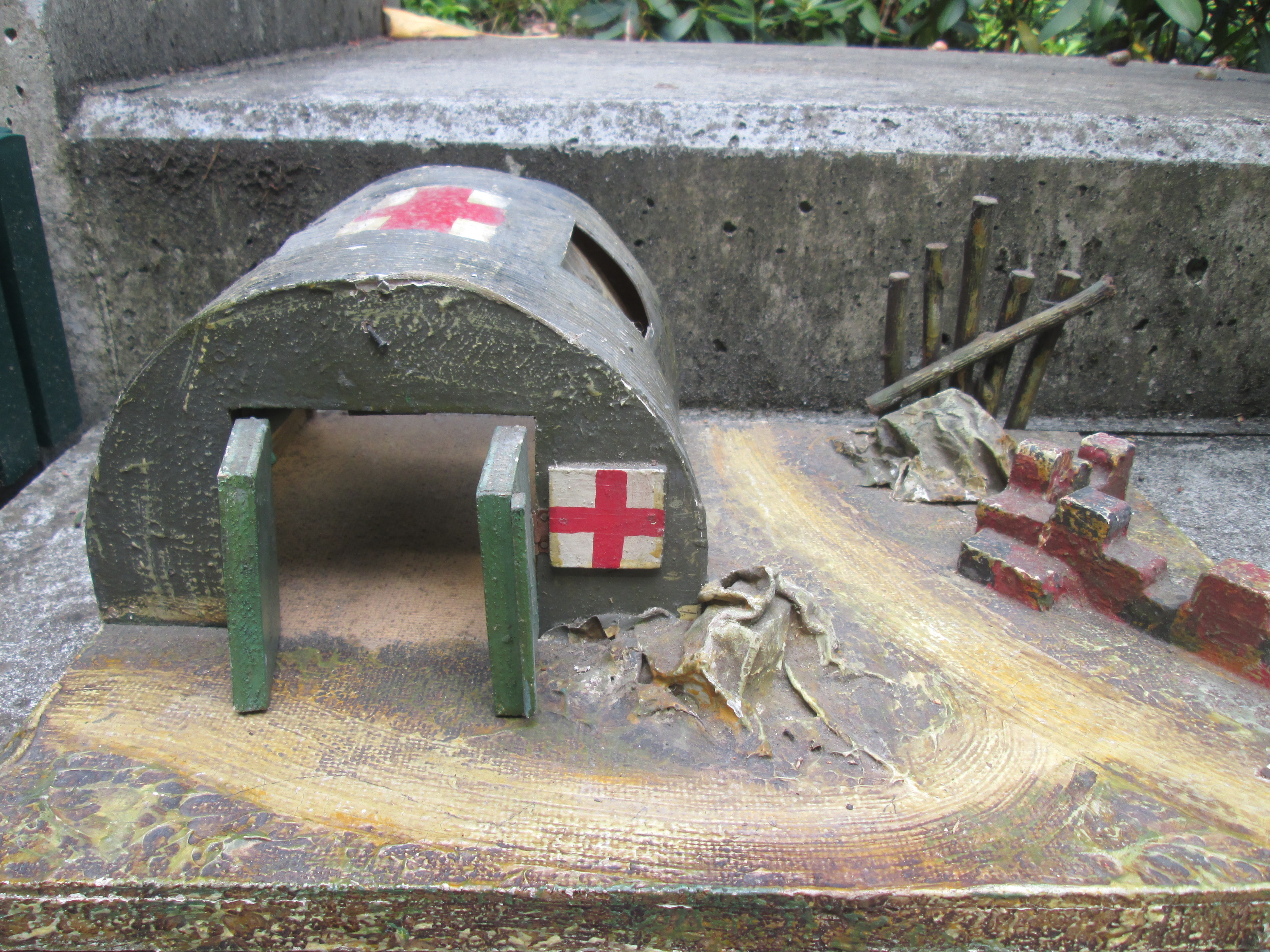 ELASTOLIN, DURSO, LINEOL Red Cross bunker shelter nice for your toy soldiers. Rode Kruis bunker, loods voor de speelgoedsoldaatjes van composiet.