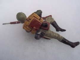 German ELASTOLIN toy soldier crawling.Duits speelgoed soldaatje kruipend goede staat