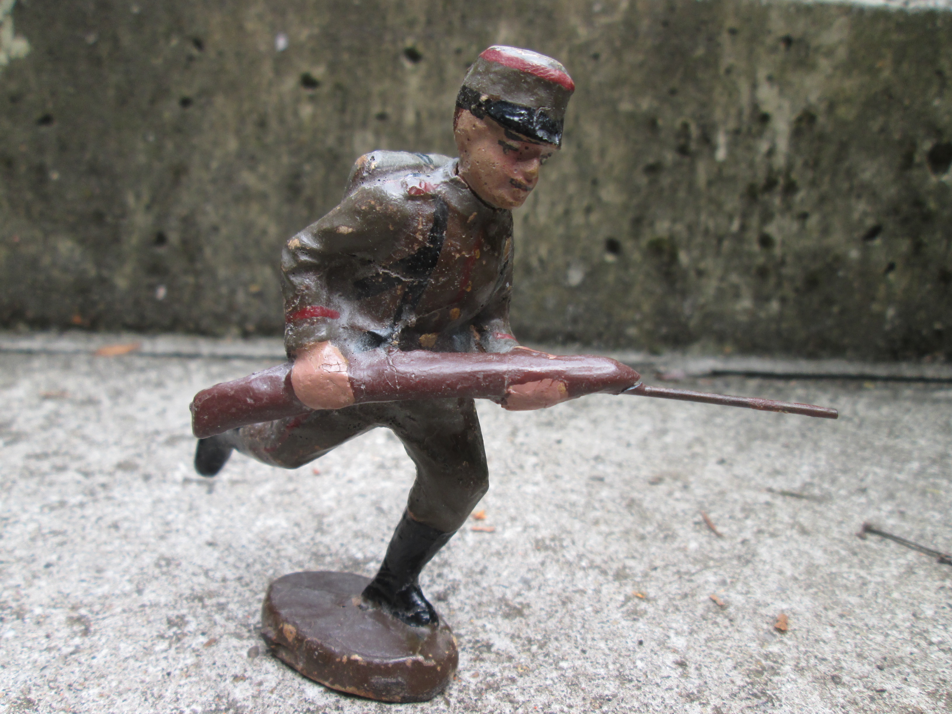 ELASTOLIN soldier 10 cm. with cap Duitse soldaat 10 cm. met shako in de aanval