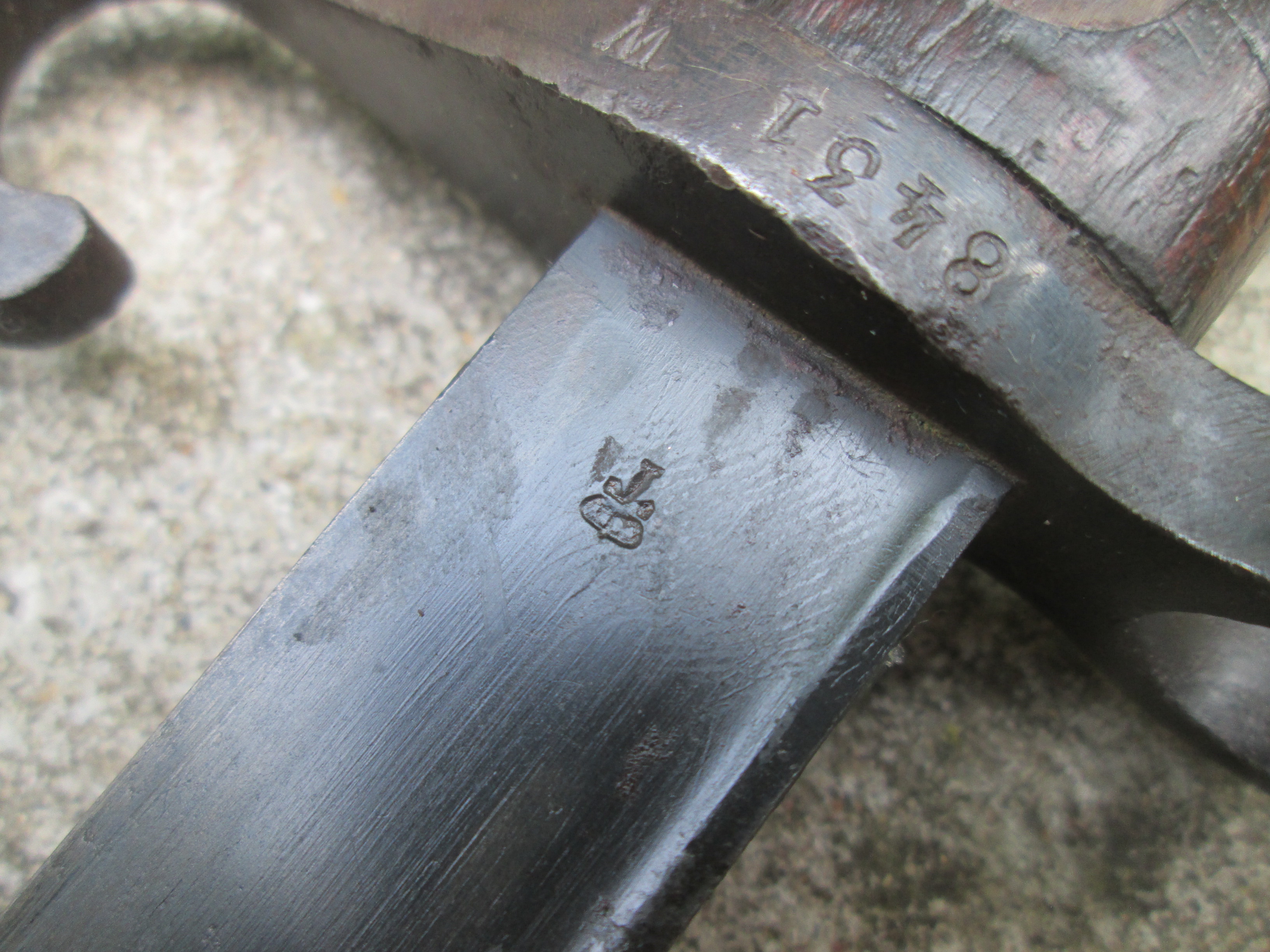 Dutch HEMBRUG bayonet M95 with leather scabbard, Oostenrijkse aanmaak gekroonde T en OWG Oostenrijkse wapen Gesellschaft in Steyer. nette staat. Vanaf ongeveer 1900 verdween de krul.
