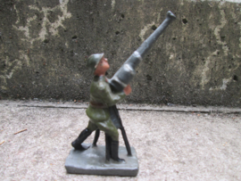 Unmarked, soldier with heavy machine gun. Soldaat met zwaar geschut.