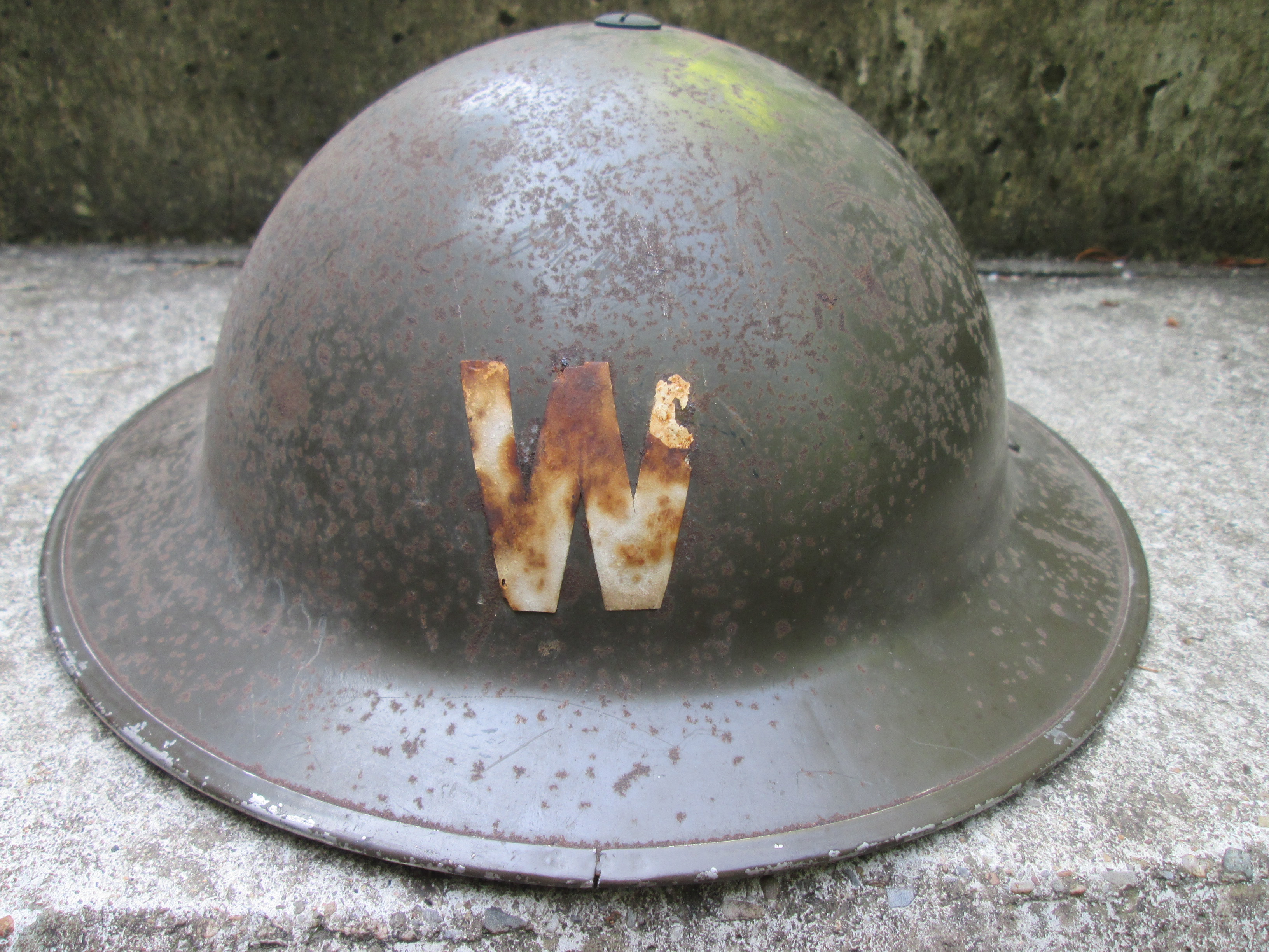 British Mk II brodie steel helmet with the W of WARDEN nicely marked 1939. Engelse staalhelm in een zeer nette staat mooi gemarkeerd, vroeg model binnenwerk.