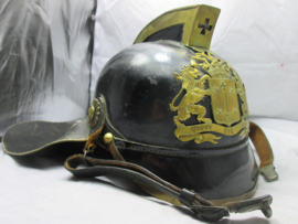 Dutch leather fire helmet of the City of Haarlem. Nederlandse brandweerhelm met kam en vuurverguld stadswapen embleem HAARLEM, helm is gemaakt van leer. zeldzame helm uit haarlem, in een pracht staat.