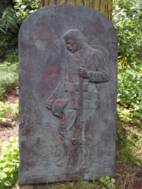 German bronze grave memorial. Duitse bronzen grafplaat met soldaat bij het graf 70 bij 40 cm TOP