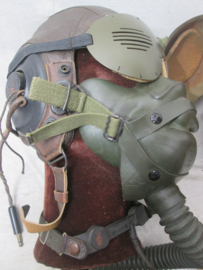 USAF FLAK M-3 helmet, with oxygen mask type A-14, leather flight helmet A-11, throat microphone and metal splitter google.Amerikaanse flak helm compleet met zuurstofmasker leren cap, keelmicrofoon and splitter bril. alles in TOP staat