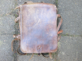 Japanese army officers pattern leather backpack, in usedbut complete condition. Japanse leren rugzak, vroeg model, geheel compleet. bijzonder leuk stuk Japanse uitrusting.