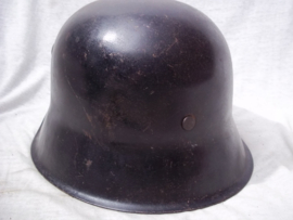 German helmet M-42 original black colour. Duitse helm model 1942 zwart, 100% origineel met binnenwerk en kinriem mooie complete helm. veelal gebruikt door Luftwaffe Flak-eenheden.