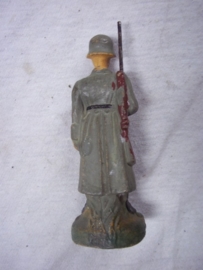 German toy soldier guardsman with rifle and overcoat.Elastolin soldaatje zonder merk, wachtpost, leuke voorstelling