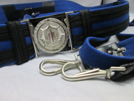 Dutch police belt for ceremonial duties for wearing your sword. Politie riem sabelgrager voor het gemeente politie sabel, blauwe stof seremonieel uniform.