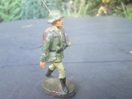 ELASTOLIN German marching soldier nice quality. Duitse soldaat die marcheert, goede staat.