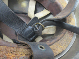 British paratrooper helmet, BMB- 1942 with leather liner. Engelse parahelm Mk I met leren kinriem en stootrand, originele kleur en mooi gemarkeerd met datum. zo uit de omgeving van Arnhem. Zeer ZELDZAME helm.