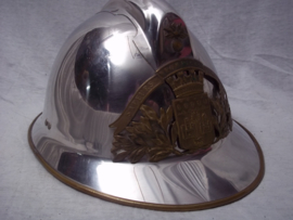 French fire helmet, modell 1926 with firedepartment badge of a city. Franse brandweerhelm M-26 compleet, met embleem met stadswapen, zeer apart.