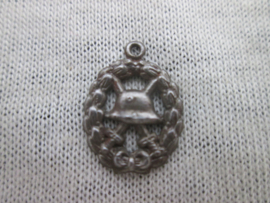 German wounded badge black, as pendant. Duits gewondenembleem als sierraad hanger voor aan de ketting of zakhorloge.