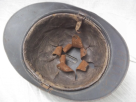 French helmet M-1915 of the Medical department. Franse helm casque adrianne model 1915 met embleem van de Militaire gezondheidszorg. in een zeer mooie staat met origineel binnenwerk, naam in helm gekrast, leer is gestempeld.