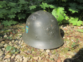 Swedish helmet M 21 (18). with liner double decal, front badge. Zweedse helm 1921 met decals en helm embleem.