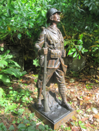 Statue of a French World War 1 soldier. very impressive.  Frans beeld, Le Poilu. Verdun, on ne passe pas. hoogte 64 cm. gesigneerd.
