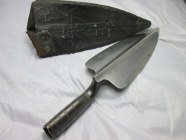 US Civil-War bayonet, with leather scabbard nicely marked with patent date. Amerikaanse shovel bajonet, Amerikaanse burgeroorlog met lere nschede zeer nette staat.