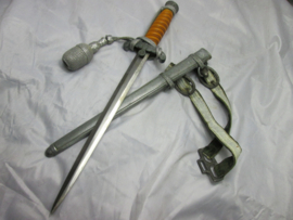 German Army dagger. Duitse Wehrmacht ponjaard, sierdolk, met gehäng en troddel, mooi compleet maker is W.K.C.- Solingen, mooi met de oranje grip.
