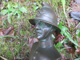 Bronse buste of a Belgium firefighter. Bronzen buste van een Belgische brandweerhelm op marmeren voet, 22 cm in totaal, zeer bijzonder stuk.