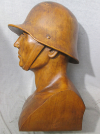 Wooden statue German soldier with steelhelmet 45 cm high. Houten buste van een Duitse soldaat. beeld voor de Staalhelmbund.