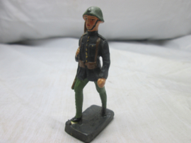 DURSO toy soldier Dutch marines soldier known as black devils. Speelgoed soldaatje Nederlandse marinier 1935-1940 zwart uniform groene broek en helm bekend als de zwarte duivels. ZELZAAM type.