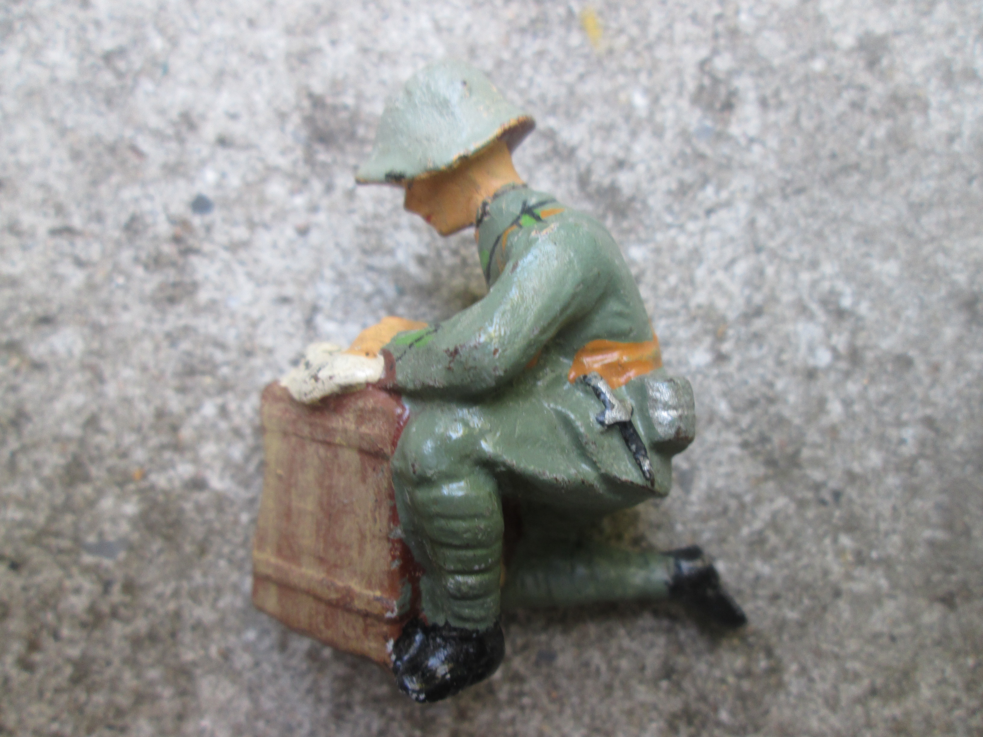 ELASTOLIN Swiss soldier writing a note. Zwitserse soldaat die iets opschrijft, leuke decoratief figuur.