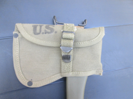 US Army axe with cover. Axe is post war. Amerikaanse bijl met bijlhoes. bijl is na oorlogs. hoes gedateerd 1944. zeer nette set.