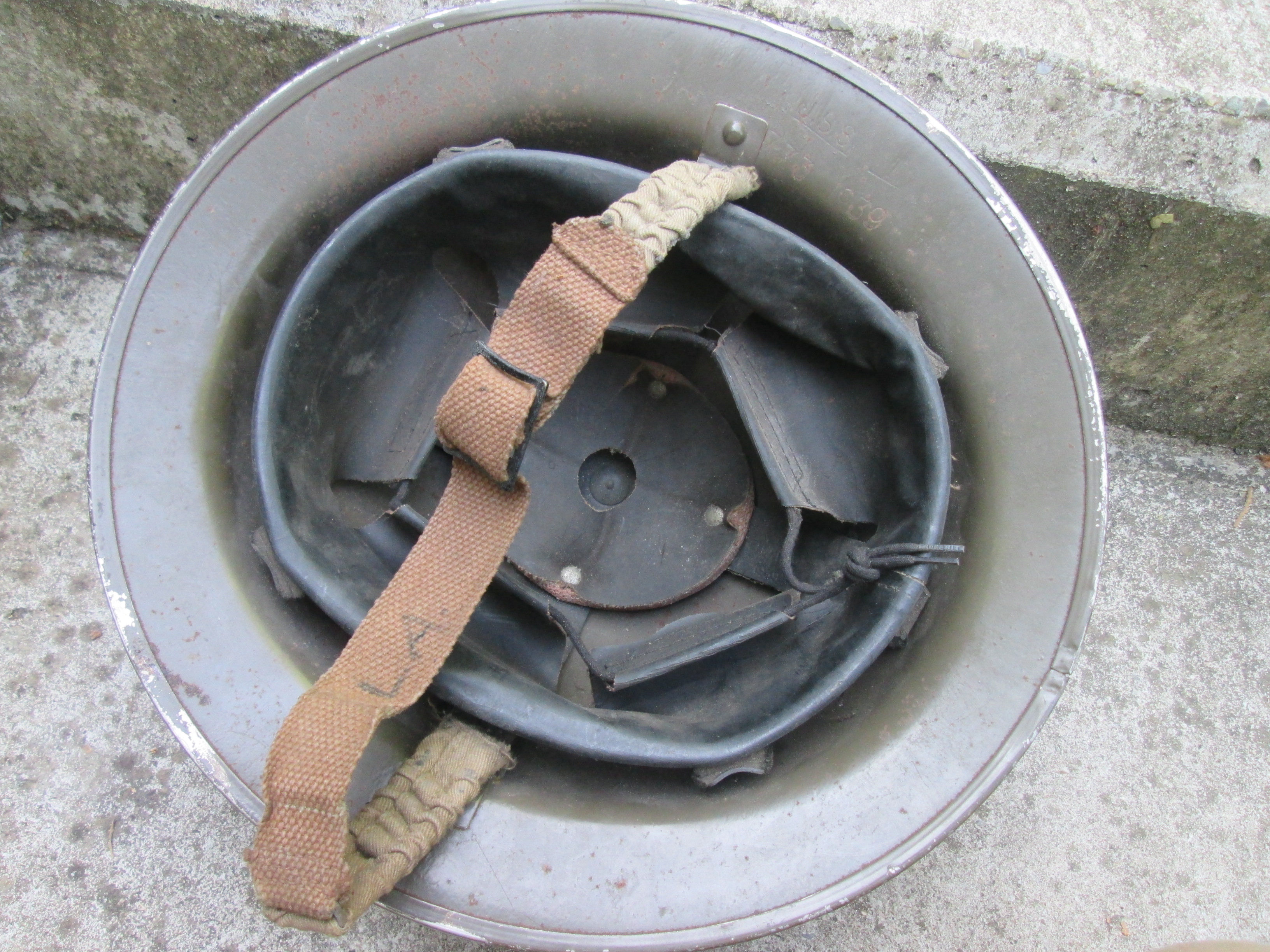 British Mk II brodie steel helmet with the W of WARDEN nicely marked 1939. Engelse staalhelm in een zeer nette staat mooi gemarkeerd, vroeg model binnenwerk.