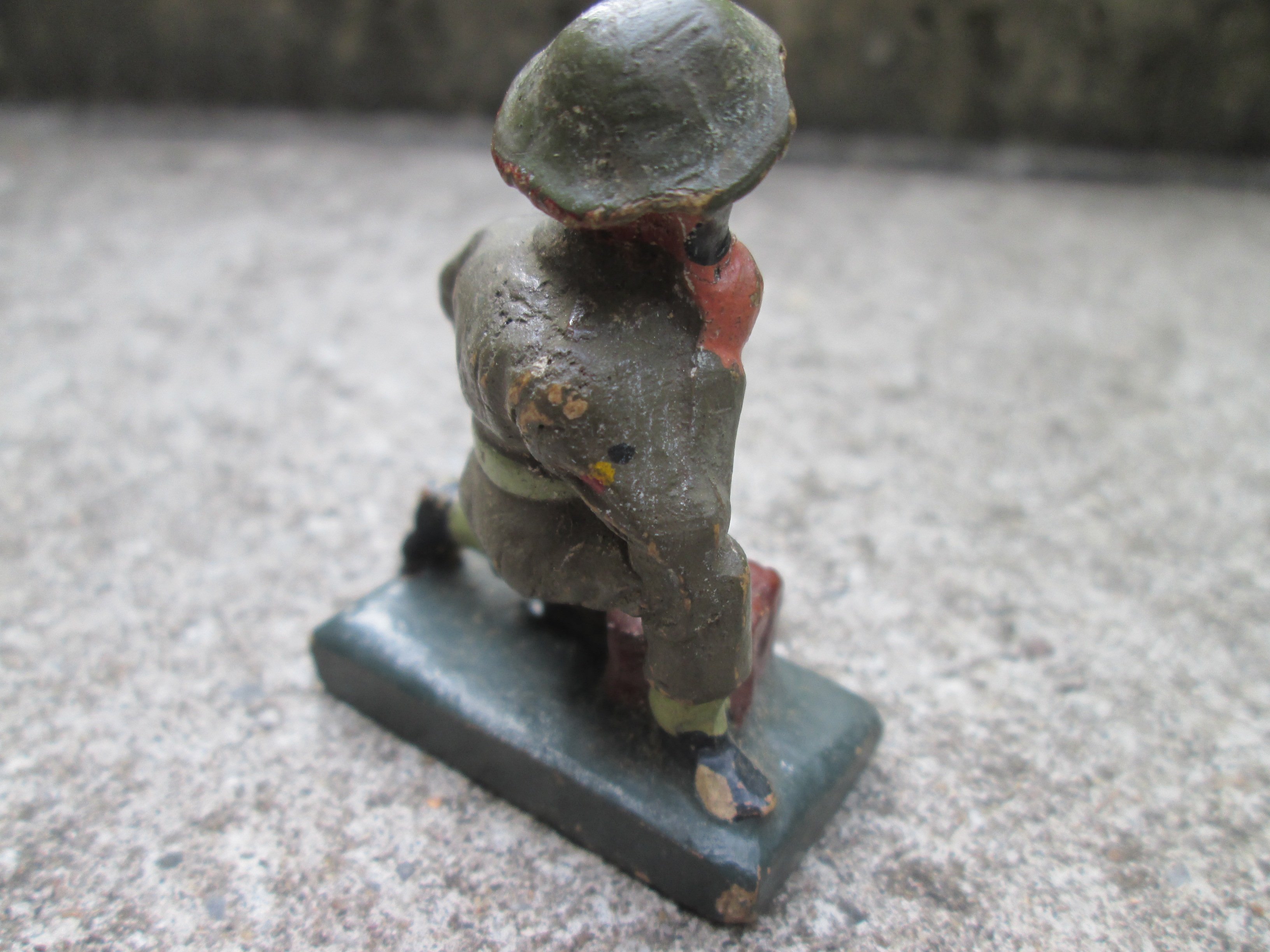 DURSO British soldier with telephone. Engelse soldaat met veld telefoon.