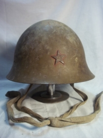 Japanese helmet model 1890. Japanse staalhelm M-90 zo van de zolder untouched. zeer mooie en zeldzame complete helm, meegenomen door een oud- Indie ganger tijdens de politionele acties.