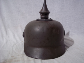 Metal ersatz spikehelmet with innerliner. Blikken pickelhaube, meestal van de BING speelgoed fabrikant, met Pruisen helmplaat en binnenwerk. Een ersatz pickelhaube van metaal in deze staat zijn zeer zeldzaam.