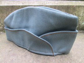 Dutch officers overseas cap with gold piping. Nederlands kwartiersmuts officier met gouden bies, motvrij. paar vlekjes, mooie satijnen binnenvoering, hoort bij het buitenmodel uniform. leuk stuk.