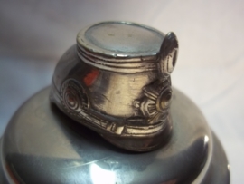 Cristal ashtray with on top a silver schako with Guards badge. Kristallen asbak met een deksel en daarop een verzilverde schako van het Garde Regiment. zeer apart