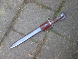 German M 1898/ 05 sawback bayonet maker Simson & Co. Suhl. spine dated 1915 under crown W. with scabbard and frog Hans Römer Neu- Ulm 1914 BAM 9 30. Duitse zaagrug Butcher bajonet in een zeer nette staat.