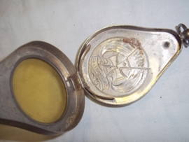 German watchcase with the Iron Cross, In Treue Fest, 1914. Duits horlogekast met daarin gedrukt het Ijzeren Kruis 1914 patriotisch item