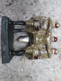 DURSO 3 Russian soldiers and wounded man. 3 Russische soldaten een gewonde dragend.