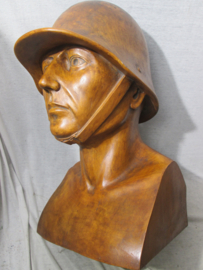 Wooden statue German soldier with steelhelmet 45 cm high. Houten buste van een Duitse soldaat. beeld voor de Staalhelmbund.