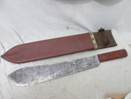 British jungle knife Machete in scabbard. Engels kapmes in leren schede mooi gemarkeerd met de oorlogspijl en de datum 1942, gbruikte staat.
