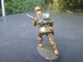 ELASTOLIN Belgium soldier attacking. Belgische soldaat in de aanval.