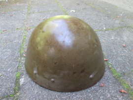 Czech helmet M1932. Tsjechische helm M32 originele bruine kleur met wit leren kussentjes. deze helmen werden na 1939 door vele nationaliteiten overgenomen Duitsland gebruikte ze vaak als luftschutzhelm.